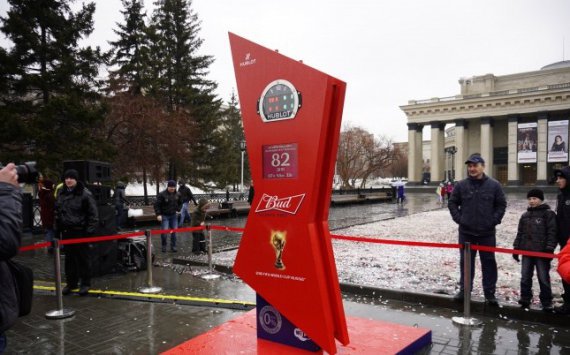 На площади Ленина запустили футбольные часы