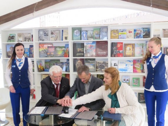 Церемония гашения уникальных открыток Почты России, посвященных книжному фестивалю, состоялась на Красной площади