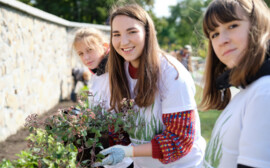 Волонтеры сети АЗС «Газпромнефть» совместно с горожанами высадили 500 многолетних растений на набережной Оби