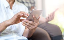 Пенсионеры Новосибирска переходят с кнопочных телефонов на смартфоны