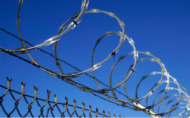 Колючая проволока: виды и применение, преимущества и недостатки