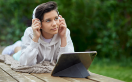 Россияне за год провели на 45% больше часов за просмотром фильмов и сериалов