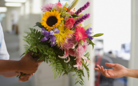 Причины оформления доставки цветов