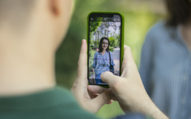 Новосибирцы все чаще обрабатывают фото с помощью ИИ на смартфонах