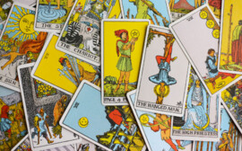 Почему таро и нумерология стали трендом в России: обзор курсов и мнения экспертов
