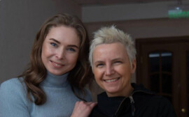 Светлана Сурганова исполнила песню умершего музыканта из Новосибирска