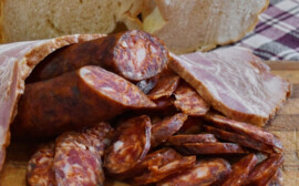 Новосибирская область стала лидером по производству пива и колбасных изделий в СФО