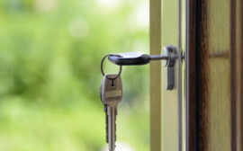 Травников потребовал решить вопрос с проблемными домами в Новосибирской области