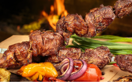 Опрос РСХБ: 40% россиян готовы за один раз съесть полкило шашлыка (и даже больше)