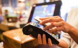 Клиенты Бинбанка стали вдвое чаще платить смартфоном