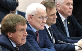 Новосибирский губернатор вручил награды местным ученым в День российской науки