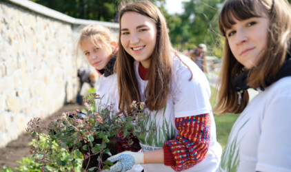 Волонтеры сети АЗС «Газпромнефть» совместно с горожанами высадили 500 многолетних растений на набережной Оби
