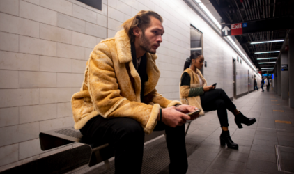 Пассажиры московского метро стали реже читать и больше работать