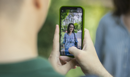 Новосибирцы все чаще обрабатывают фото с помощью ИИ на смартфонах