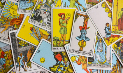 Почему таро и нумерология стали трендом в России: обзор курсов и мнения экспертов