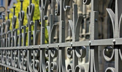 Власти Новосибирска потратили 70 млн рублей на пешеходные ограждения
