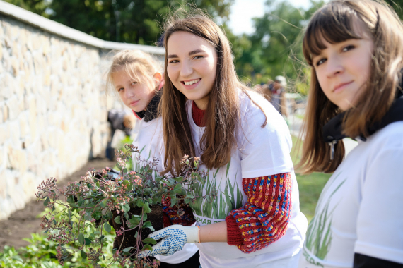 Волонтеры сети АЗС «Газпромнефть» совместно с горожанами высадили 500 многолетних растений на набережной Оби