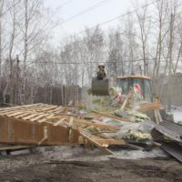 В Новосибирске показательно снесли незаконную постройку.