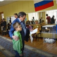 Губернатор Новосибирской области пришел на выборы с внуком