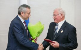 Андрей Травников вручил награды 40 выдающимся жителям Новосибирской области