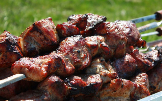 В Новосибирской области мясо для шашлыка за год подешевело на 2,4%