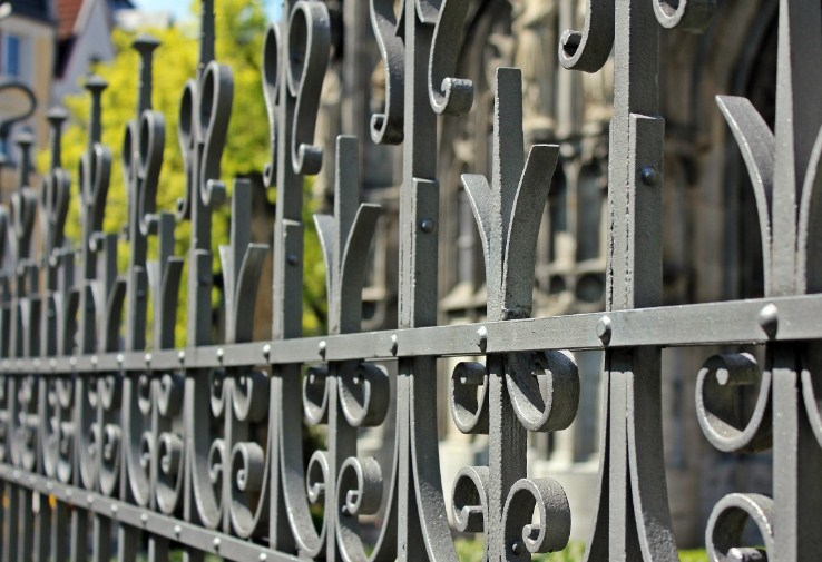 Власти Новосибирска потратили 70 млн рублей на пешеходные ограждения