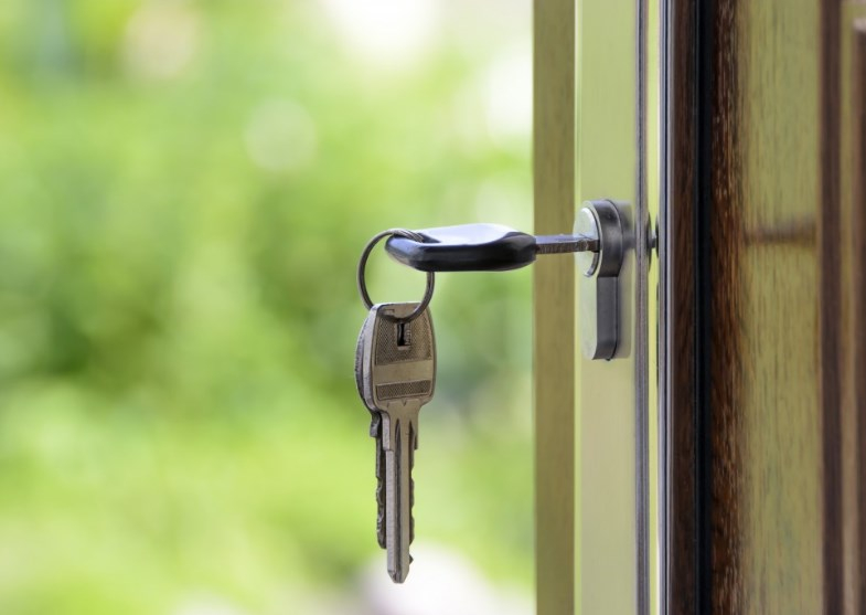 Травников потребовал решить вопрос с проблемными домами в Новосибирской области